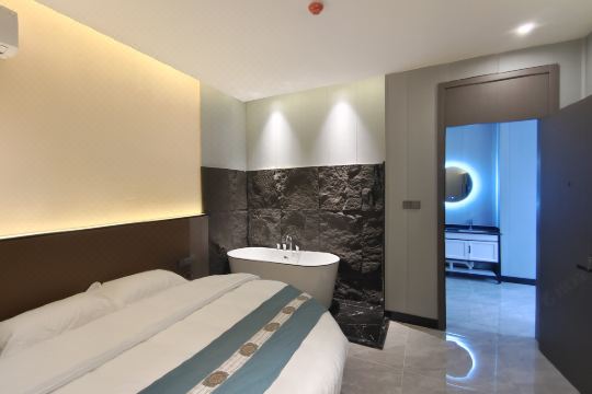 2022酒店位于西藏昌都芒康县如美镇,海拔2600,是一家集餐饮,住宿,棋牌