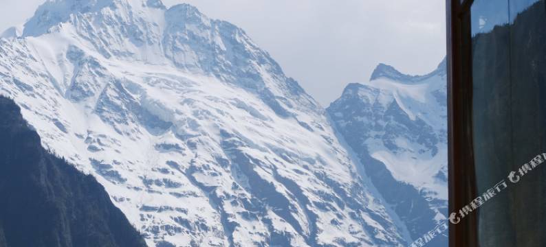 猫在雨崩雪山观景民宿图片