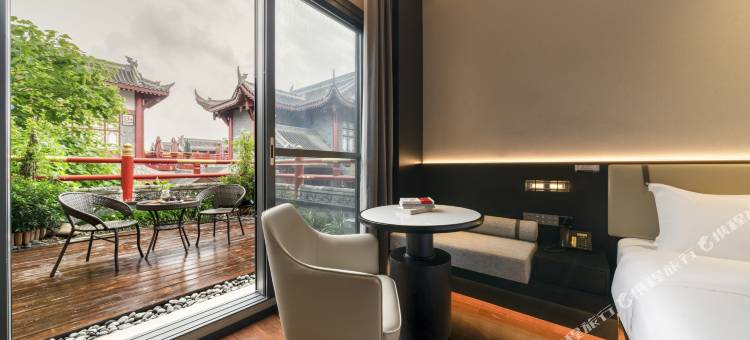 御鸣山酒店(穿越城水街店)图片