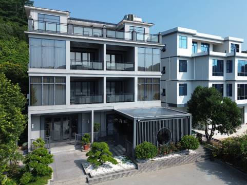 罗浮山悦庭楠舍：客房楼与入口庭院