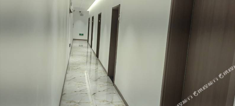 坝上草原喜阳洋小酒馆图片