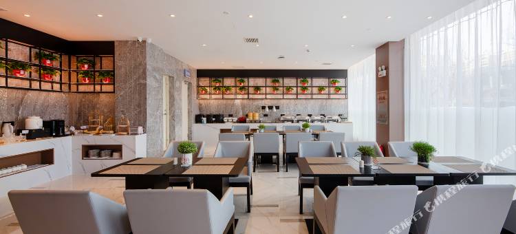 白玉兰酒店(平泉府前花园店)图片