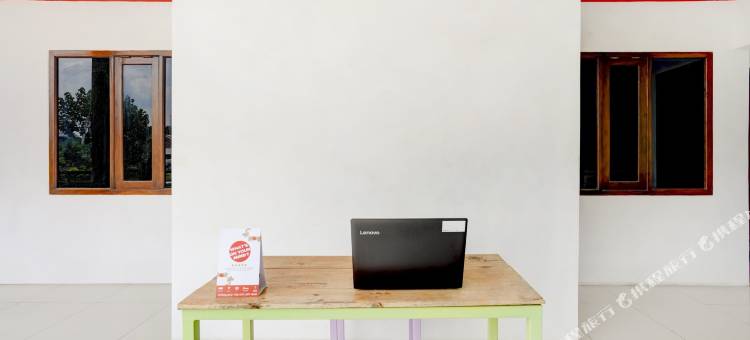 Super OYO 3702 布根维尔民宿伊斯兰旅馆(RedDoorz Syariah at Homestay Bougenville Near Taman Alun-Alun Kota Lamongan)图片