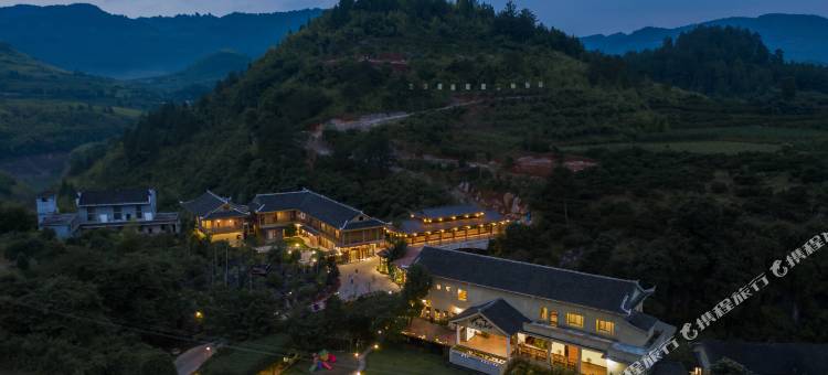 芙蓉镇尔卓山谷.溪间舍图片