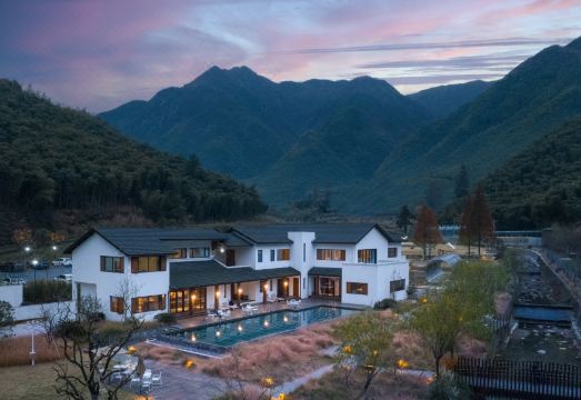 听涧｜山川·竹海草坪露营·奢野湖泊度假民宿外景图