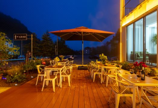 Laojunshan Qimeng Junlan Pavilion (Zhongling Cableway Shop) Hotel Overview