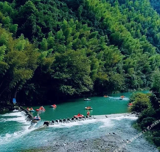 我们听朋友说黄山这边的太平湖峡谷漂流非常不错