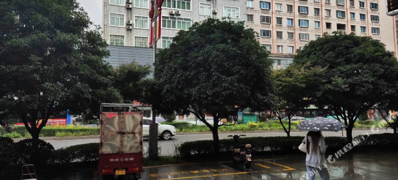 小百花酒店(六盘水人民广场高铁站店)图片