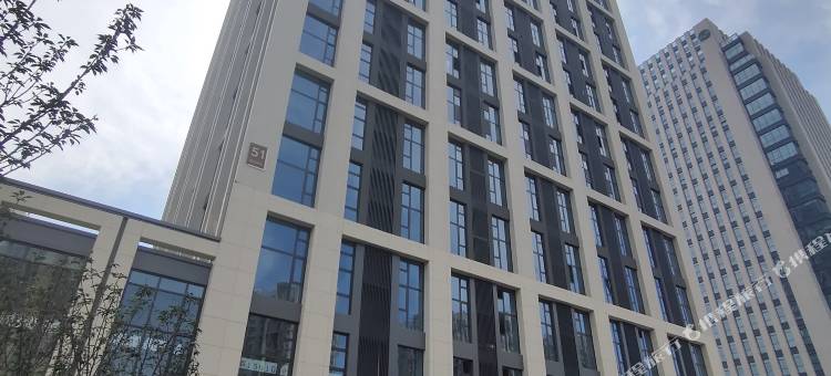 壹佳盛景精品公寓(青岛辽阳东路地铁站店)图片
