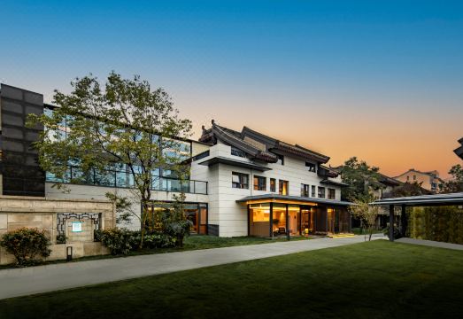 开封清明上河园鼓楼广场亚朵酒店外景图