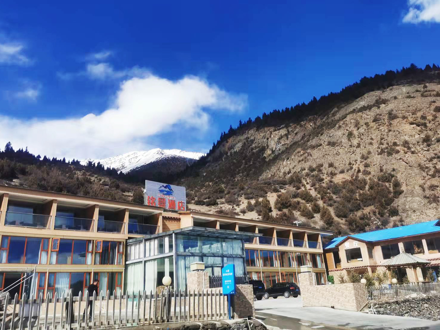 Basu Mingjing Hotel (Ranwu Lake)Over view