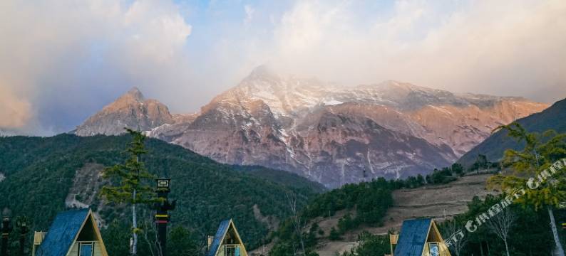 丽江玉龙雪山缦云里日照金山观景民宿图片
