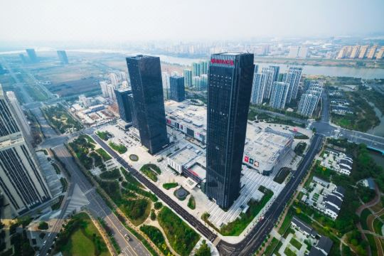 酒店总高220米,共50层,迄今为止是襄阳第一高楼,可俯瞰东津全景,与