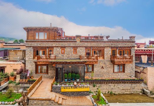 理塘云端悟居藏式禅意民宿外景图