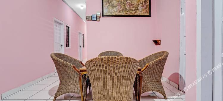 OYO 90289莱斯塔里伊斯兰家庭旅馆(OYO 90289 Lestari Syariah Homestay)图片