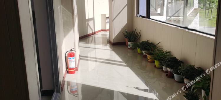 林芝云裳花容酒店图片