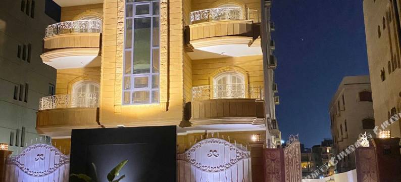 金色之家(Golden House)图片