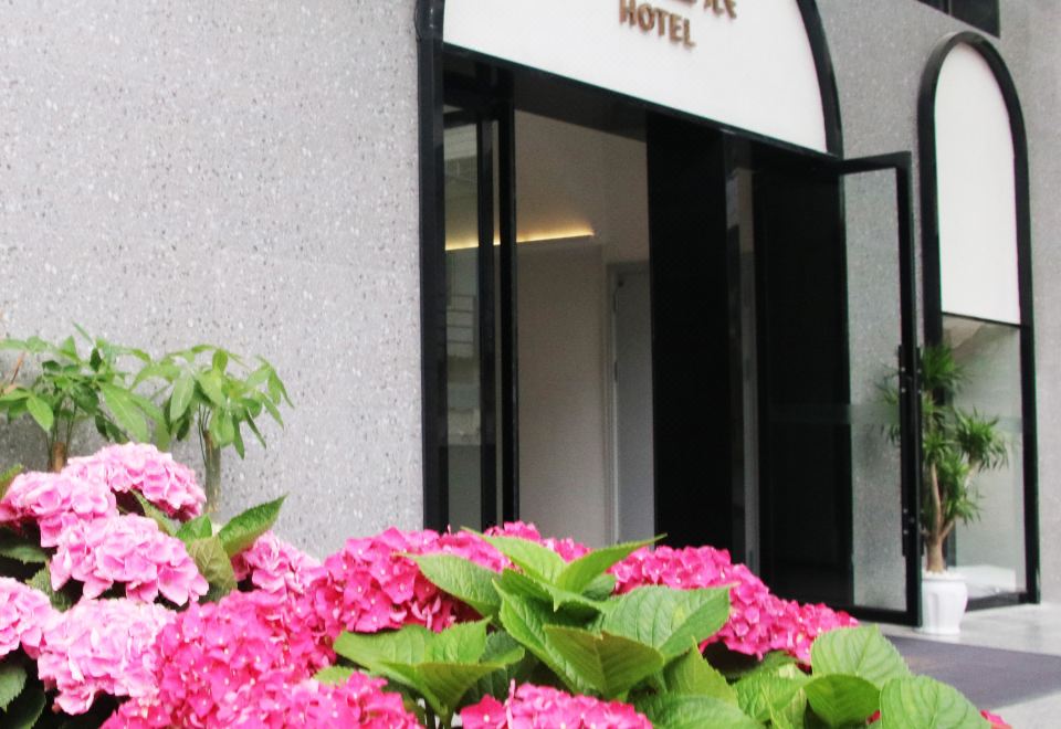 Yunyue Xingchen Hotel (Guiyang Huaxi Park Subway Station Guizhou University Huaxi South Campus) over view