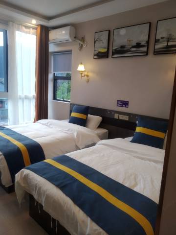 福贡老姆登云岭客栈