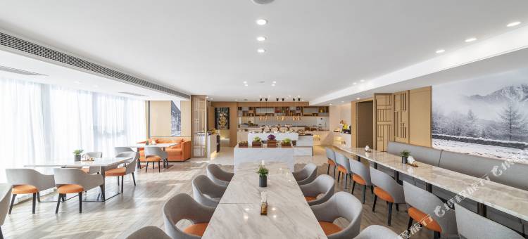 雅安高铁站时代天街亚朵酒店图片