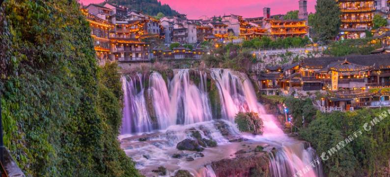 十二城·一眼望尽夜景江景｜观景美宿(芙蓉镇大瀑布店)图片