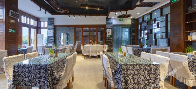 溪岸与山民宿图片