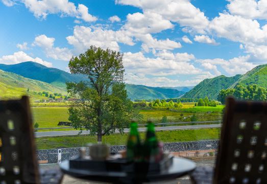 柏湾BOWAN·山谷里设计师度假酒店 （康定新都桥镇店）外景图