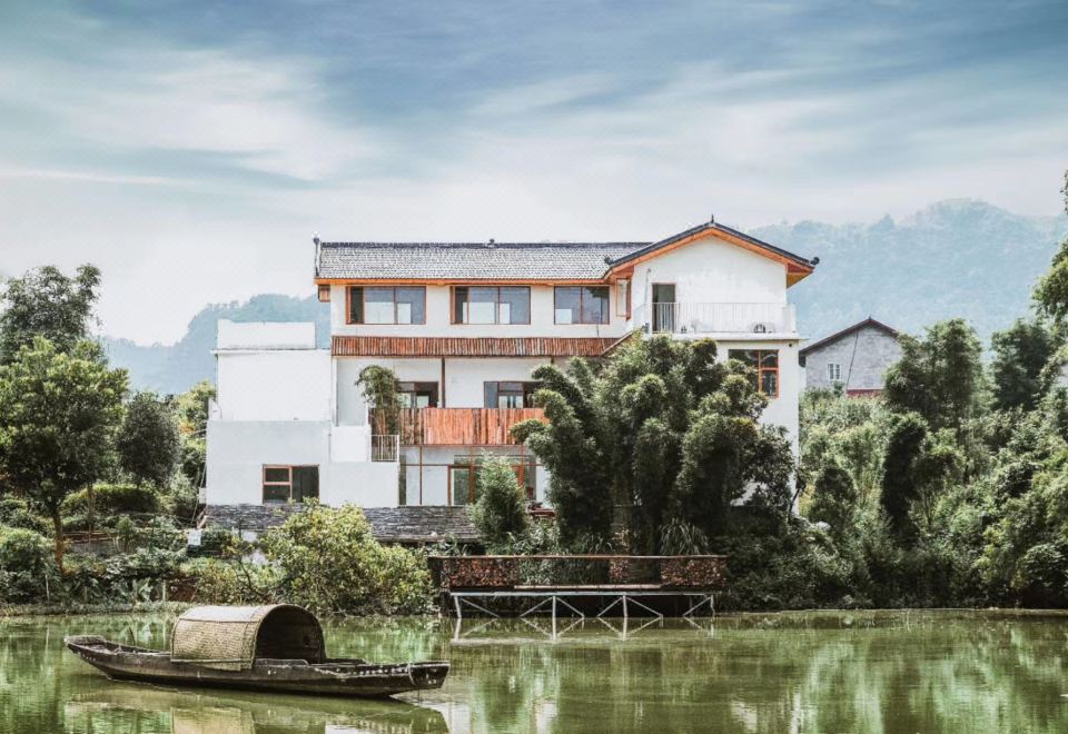 Outside Homestay Hotel Overview