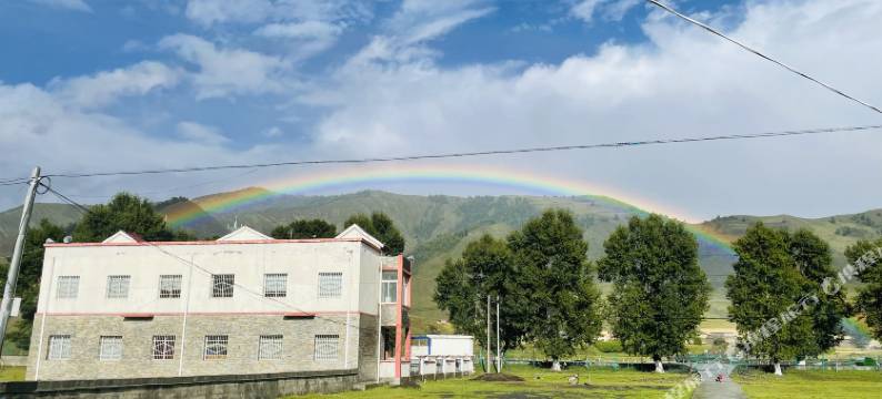 新都桥立启河边民宿图片