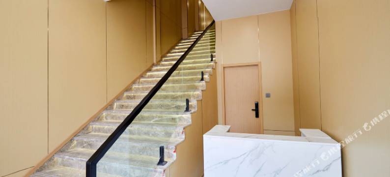 南京蓝湾百家湖影音公寓(南京南站河定桥地铁站店)图片