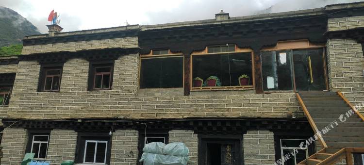 稻城亲近小屋民宿图片