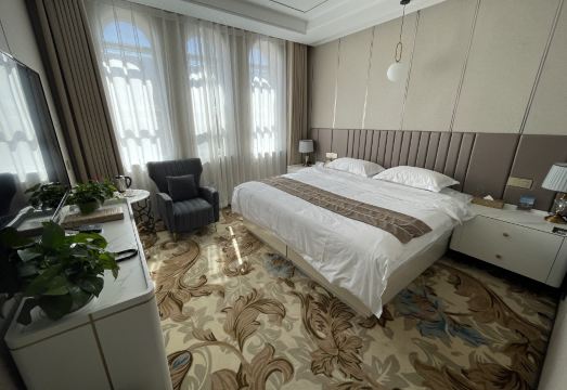 Holiday Inn Xingang Hotel Overview