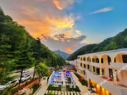 老君山里查里诺民宿(中灵索道店)详情-pc酒店预订-中国南方航空官网