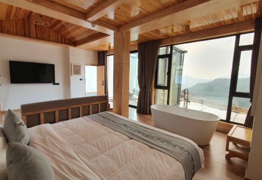 Chenghe County Chouling Cloud Half Room HomestayHotel Overview