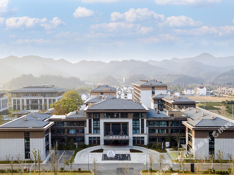 开化两有主题酒店