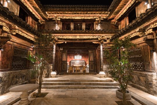 2018本客栈为清末乡绅沈氏老宅,系建水县保护民居,位于建水古城紧邻