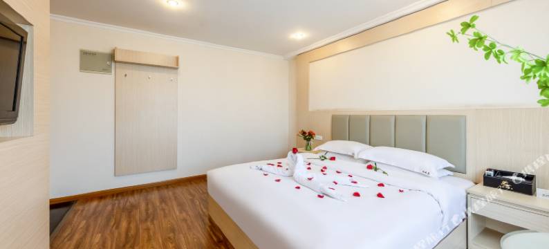 西堤岛酒店(昆明新螺蛳湾国际商贸城塔密地铁站店)图片