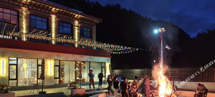 朗秋泊岸山居图片