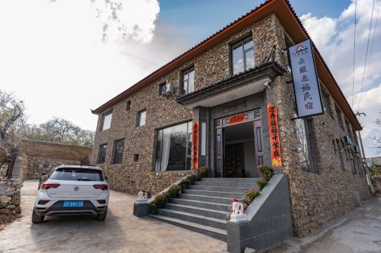 云巅逸站日照金山民宿