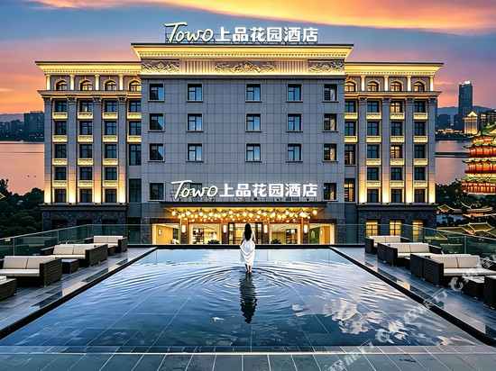 TOWO上品花园酒店(南昌梦时代广场青山湖大道地铁站店)