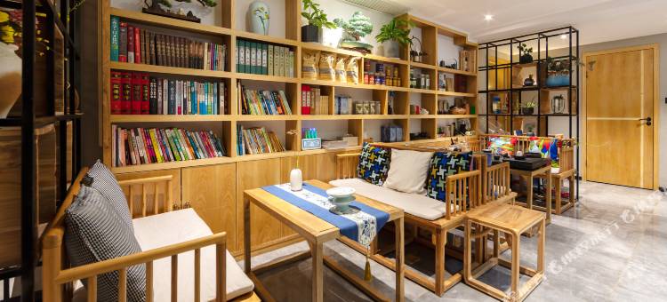 美驿轻奢名宿(张家界旅游步行街南门口美食街店)图片