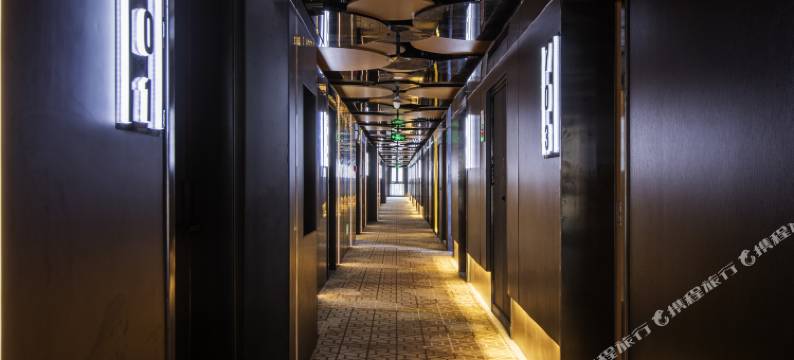 辛巴电竞酒店(郑州黄河科技学院店)图片