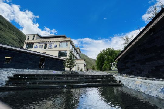 康定山屿漫居民宿