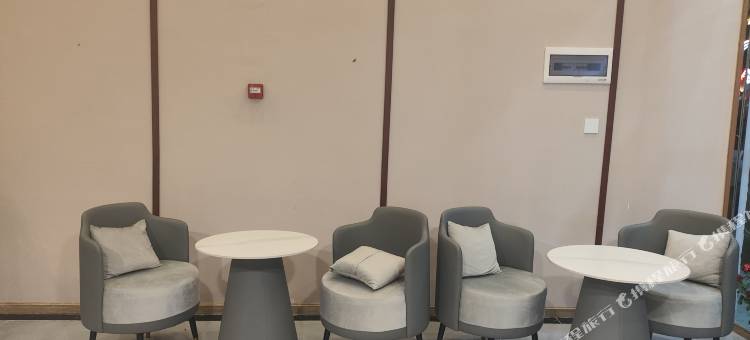 鼎苒时光酒店(白玉县店)图片