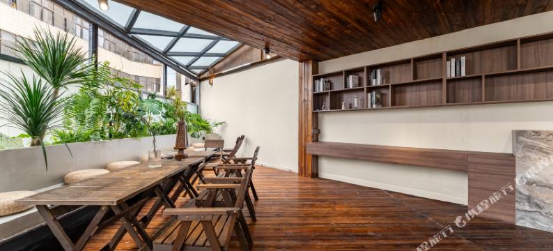 且慢·清晏影音酒店(昆明火车站东风广场店)图片