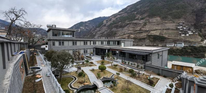 德钦森卡山居图片