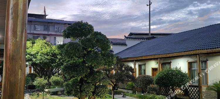 张家界闲山甲居(天门山索道店)图片