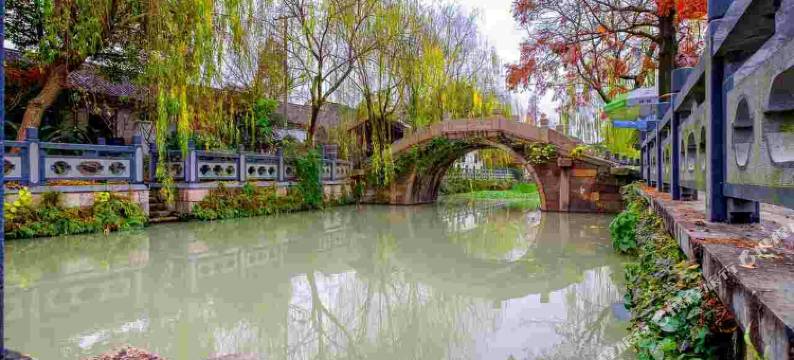 乌镇河边宅院人家图片