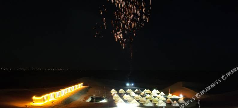 野奢天际全景沙漠露营地图片