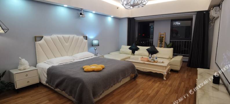 M设计师观影民宿(银川金凤万达广场店)图片